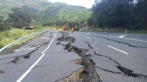 6+ Faktor Penyebab Gempa Bumi Beserta Ciri dan Penjelasannya