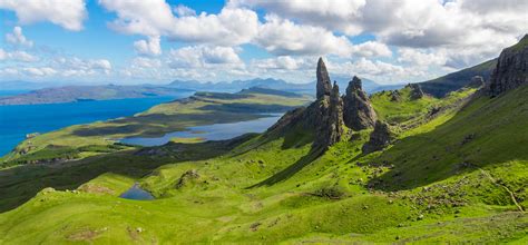 The Old Man of Storr, Isle of Skye, Scotland [5994 x 2794][OC] : r/EarthPorn