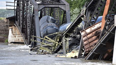 Montana Train Derailment Sends Freight Cars Into Yellowstone River - The New York Times