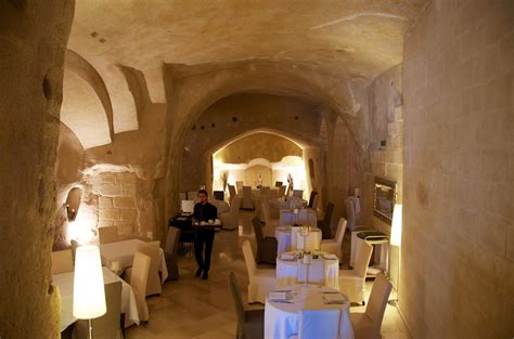 Restaurant inside a cave in Italy : pics