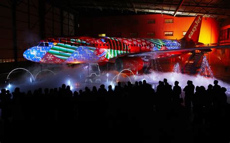 Airport covers plane in Christmas lights to spread festive cheer - Travel Weekly