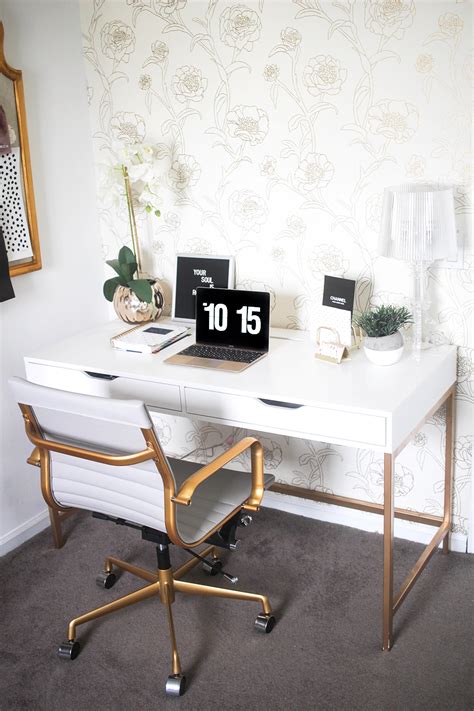 White and Gold Offices: An Elegant and Inspirational Workspace