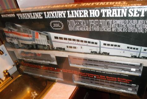 WALTHERS AMTRAK HO LUXURY LINER SET