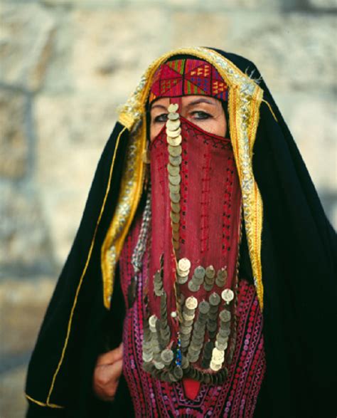 Veiled Jordanian lady in traditional costume | Costumes around the ...