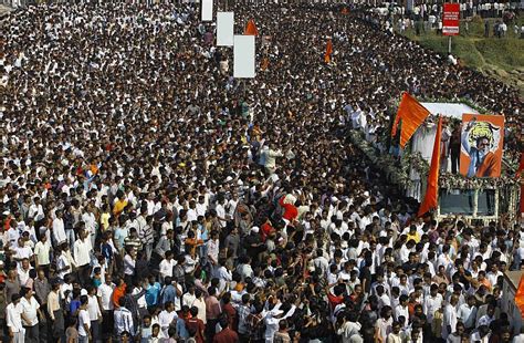 Huge crowd follows Bal Thackeray's funeral procession