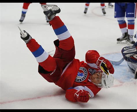 Vladimir Putin swaps politics for ice hockey - Daily Star