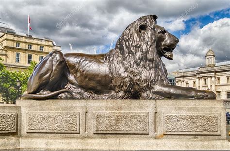 Statue de lion à Trafalgar Square, Londres — Photo #85621020