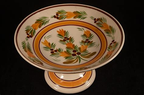 Quimpèr ceramic fruit bowl, hand painted with crocuses 1970-1980