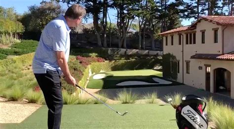 Jim Nantz narrates his own shot while playing amazing backyard golf hole