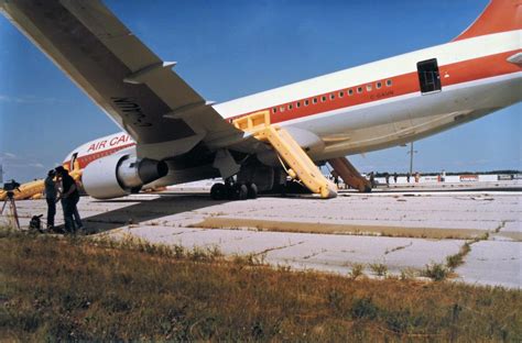 In 1983, two pilots miraculously landed a jumbo jet with no fuel from 40,000 feet | by Matt ...