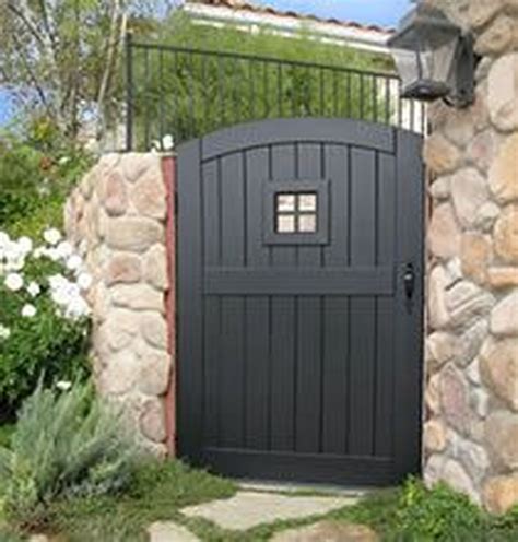 20+ Gorgeous Black Wooden Fence Design Ideas For Frontyards | Wooden ...