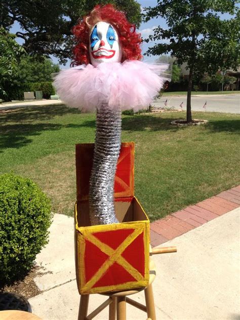 20 Cool And Scary Clown Halloween Decorations | HomeMydesign