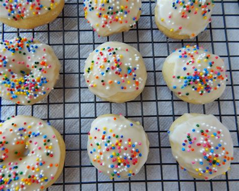 Cleo Coyle Recipes.com: How to Make ANGINETTI - Italian Lemon Cookies by author Cleo Coyle