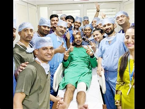 Shikhar Dhawan injury: शिखर धवन हुए चोटिल अस्पताल में मस्ती करते दिखे - Shikhar Dhawan injury ...