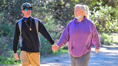 Mama June gets cozy on a hike with new boyfriend Justin Stroud | Fox News