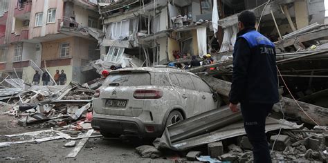 Turkey earthquake: Thousands killed as rescue efforts continue in ...