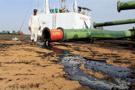 World's Biggest Ship Graveyard (32 photos) | KLYKER.COM