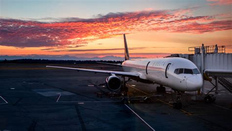 Airplane on SEATAC International Airport | HD 1920x1080 desktop ...