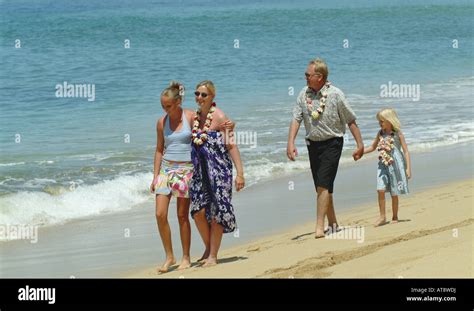 Tourist family walking on Mahaka beach, west side of Oahu Stock Photo - Alamy