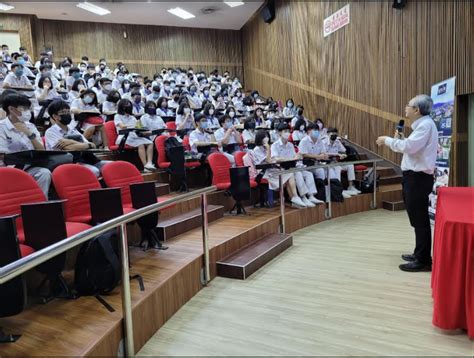 UTAR President gives a talk on AI to Foon Yew High School students