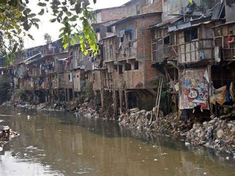 Polluted water flows past a slum in Jakarta : UrbanHell | Slums, City streets photography ...