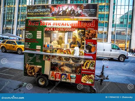 Street Food Vendor Cart in Manhattan Editorial Photography - Image of ...