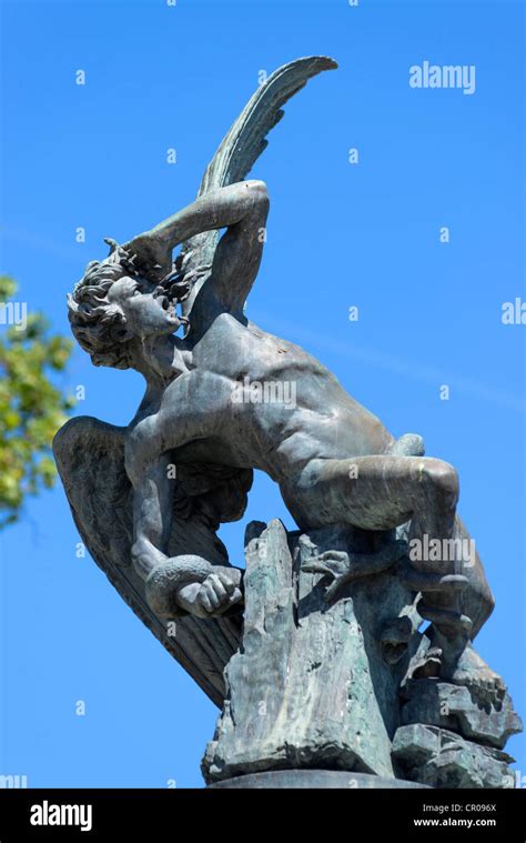 Statue retiro park hi-res stock photography and images - Alamy