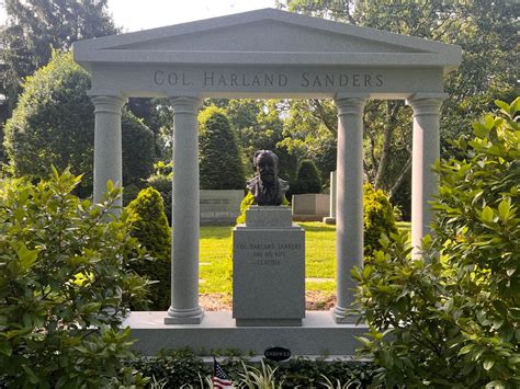 Colonel Sanders' Grave – Louisville, Kentucky - Gastro Obscura