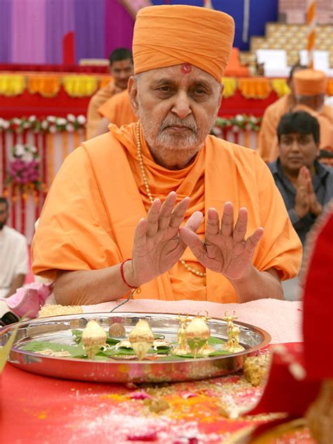 Lord Swaminarayan: Pramukh Swami Maharaj Photos