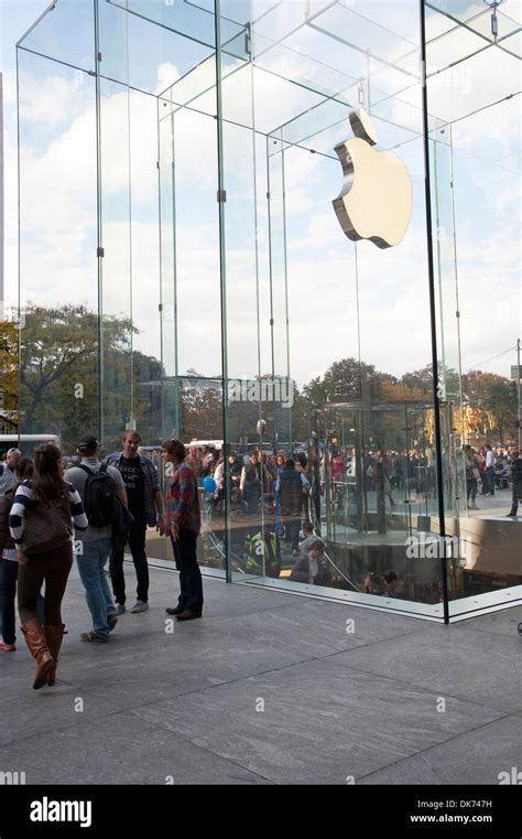 Apple store exterior hi-res stock photography and images - Alamy