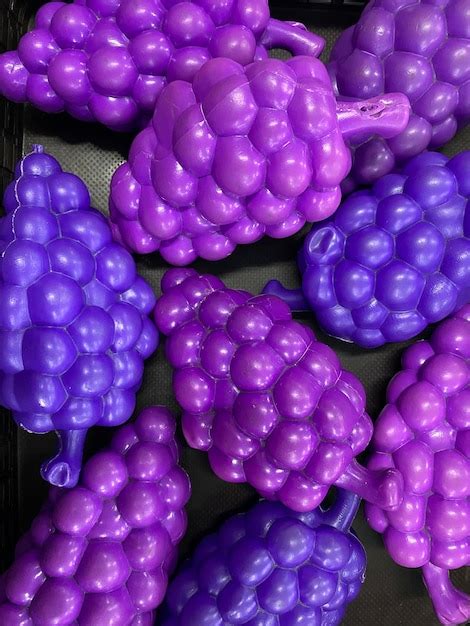 Las uvas moradas se exhiben con el número 1 en la parte inferior. | Foto Premium