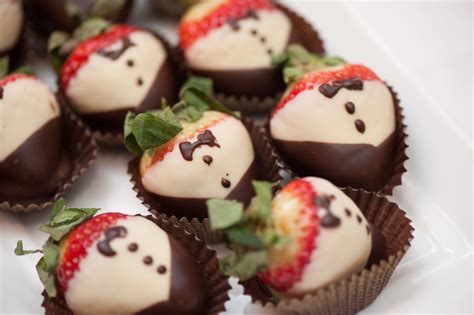 Tuxedo Chocolate Strawberries | Chocolate strawberries, Desserts, Food