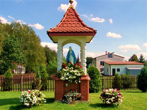 File:Shrine to the Virgin Mary.JPG - Wikimedia Commons