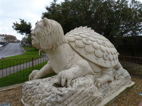 Los viajes de Hector y Yolanda | Medieval dragon, Mythical creatures, Lion sculpture