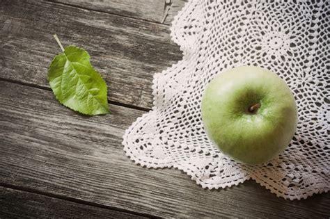 Premium Photo | Green apple on wooden table