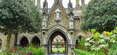 What is the Story of London’s Haunted Highgate Cemetery? | Authentic Vacations