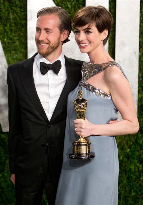 Anne Hathaway took photos with her husband at the Vanity Fair Oscar | Vanity Fair's Exclusive ...