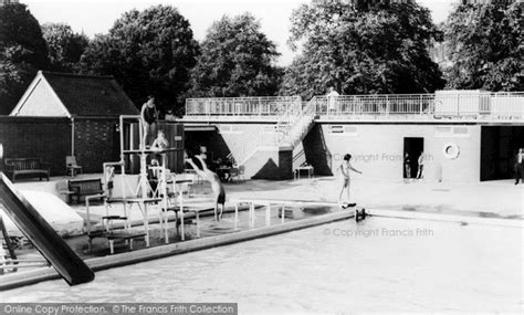 Photo of Kenilworth, Abbey Fields Swimming Pool c.1965