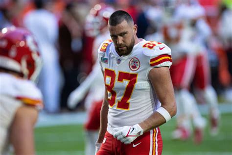 Travis Kelce Takes Swing At Chiefs Teammate During Saturday Practice ...