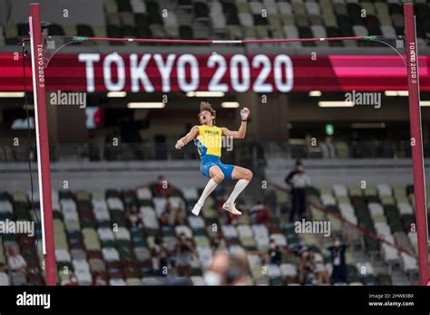 Mondo Duplantis participating in the Tokyo 2020 Olympics in the pole vault discipline Stock ...