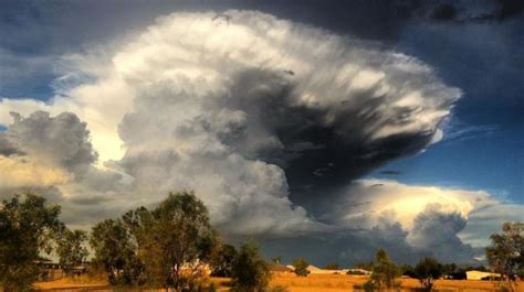 Apocalyptical anvil cloud at sunset swallows up Chinchilla, Australia in pictures - Strange Sounds