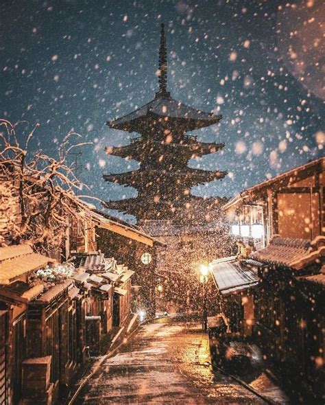 tsunagu Japan su Instagram: "Kyoto's Yasaka Pagoda under the snow 😍 ...