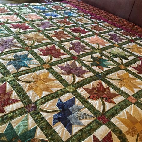 Pennsylvania Amish maple leaf pattern quilt | Barn quilt patterns ...