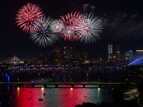 A photo scroll of Boston's gorgeous Fourth of July fireworks show