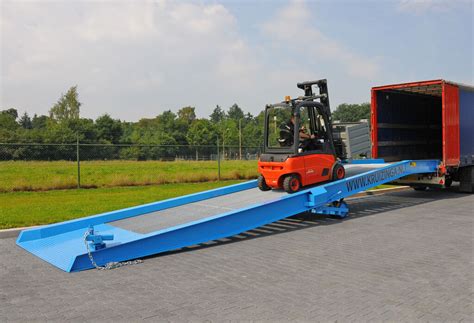 Container Loading Ramp mobile adjustable in height Rental | Kruizinga.en