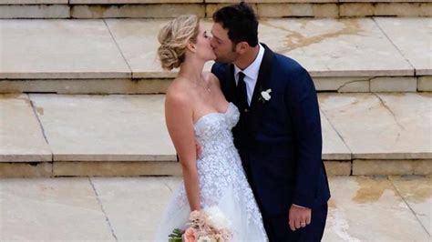 La boda de Jon Rahm y Kelley Cahill paraliza Bilbao