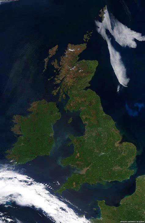 Satellite image shows cloud-free UK - BBC News