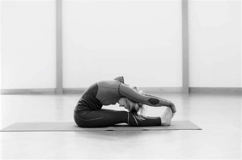 Seated forward bend - The Benefits of Pashchimotanasana - Yoga 7