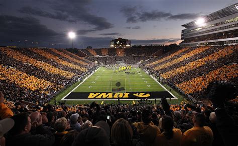 🔥 [50+] Iowa Hawkeyes Football Wallpapers | WallpaperSafari