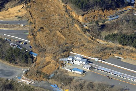 Powerful Japan quake sets off landslide, minor injuries (Update)